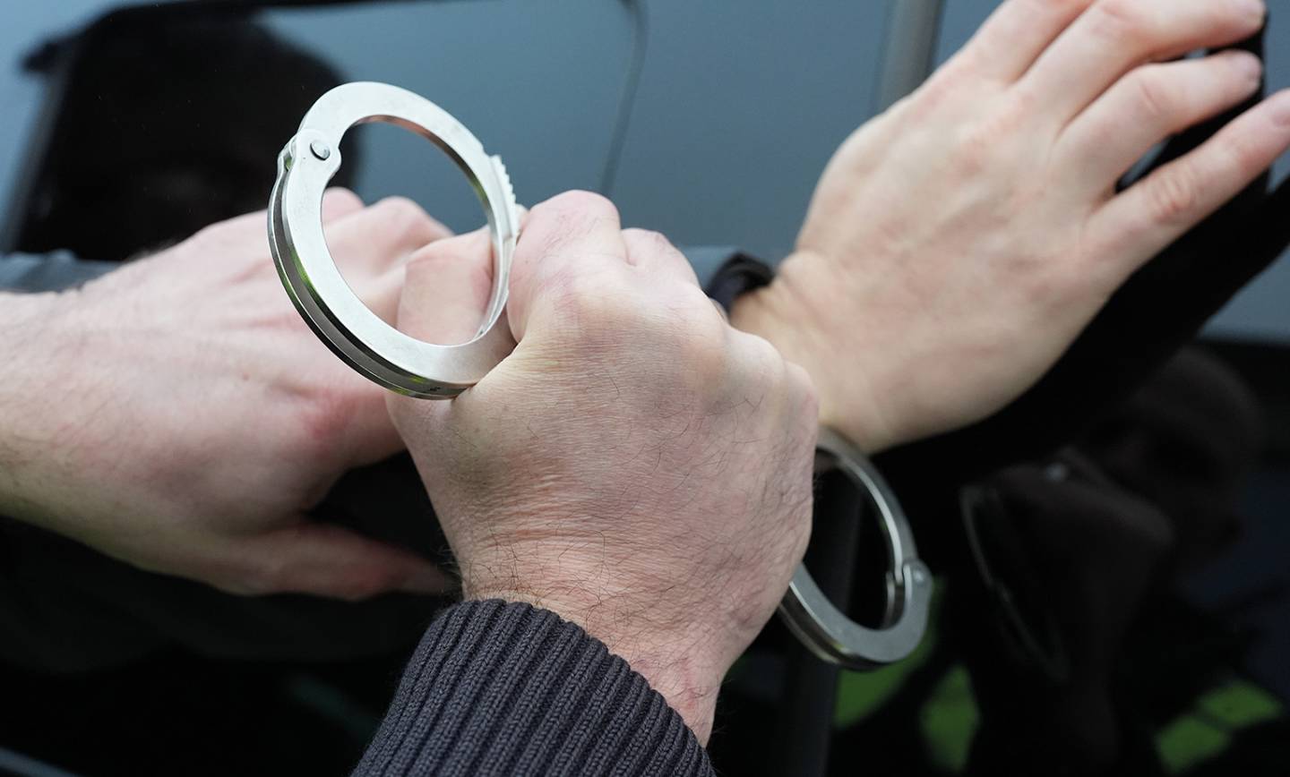 Einsatz- und Fixierungstechniken mit Handfesseln: sicher – strukturiert – rechtssicher